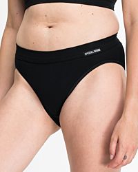 Model trägt Jazzpant in schwarz aus der Serie Bio Cotton, Ansicht von vorne.