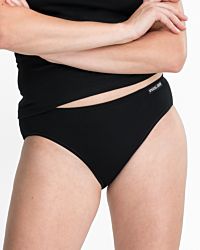 Model trägt Jazzpant in schwarz aus der Serie Bio Cotton, Ansicht von vorne.