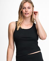 Model trägt Achselhemd in schwarz aus der Serie Bio Cotton, Ansicht von vorne.
