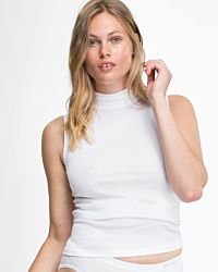Model trägt Cityshirt in weiß aus der Serie Bio Cotton, Ansicht von vorne.
