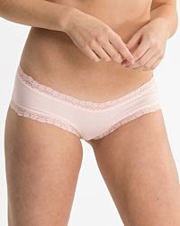 Model trägt Low Hip in lychee aus der Serie Lacy, Ansicht von vorne.