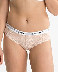 Model trägt Brazilstring in lychee aus der Serie Logo Lover, Ansicht von vorne.