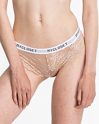 Model trägt Brazilstring in caramel aus der Serie Logo Lover, Ansicht von vorne.