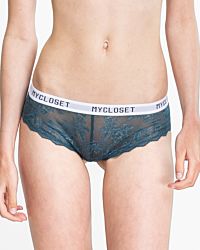 Model trägt Brazilstring in cord aus der Serie Logo Lover, Ansicht von vorne.