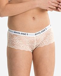 Model trägt Hip Pant in lychee aus der Serie Logo Lover, Ansicht von vorne.