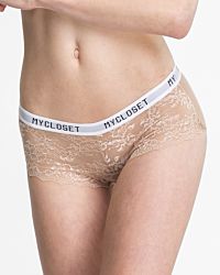 Model trägt Hip Pant in caramel aus der Serie Logo Lover, Ansicht von vorne.