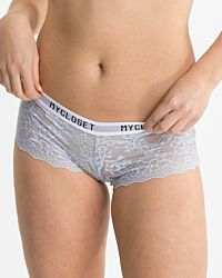 Model trägt Hip Pant in aquamarin aus der Serie Logo Lover, Ansicht von vorne.