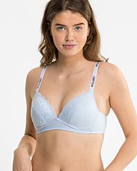 Model trägt Schalen BH Triangle in aquamarin aus der Serie Logo Lover, Ansicht von vorne.