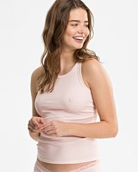 Model trägt Tank Top in lychee aus der Serie Logo Lover, Ansicht von vorne.