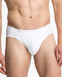 Model trägt Herren Slip in weiß aus der Serie Classic, Ansicht von vorne.
