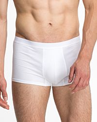 Model trägt Herren Pant in weiß aus der Serie Classic, Ansicht von vorne.