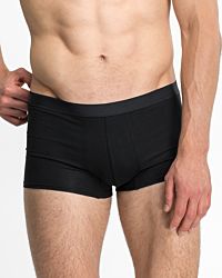 Model trägt Herren Pant in schwarz aus der Serie Classic, Ansicht von vorne.