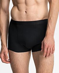 Model trägt Herren Short in schwarz aus der Serie Classic, Ansicht von vorne.