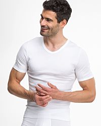 Model trägt Herrenhemd 1/2 Arm in weiß aus der Serie Classic, Ansicht von vorne.