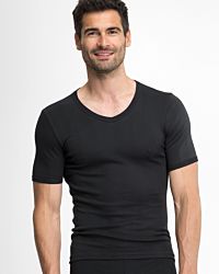 Model trägt Herrenhemd 1/2 Arm in schwarz aus der Serie Classic, Ansicht von vorne.