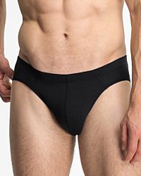 Model trägt Herren Slip in schwarz aus der Serie sky.line, Ansicht von vorne.