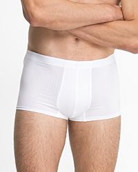 Model trägt Herren Pant in weiß aus der Serie sky.line, Ansicht von vorne.