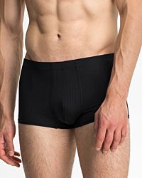 Model trägt Herren Pant in schwarz aus der Serie sky.line, Ansicht von vorne.