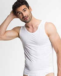 Model trägt Herren Achselhemd in weiß aus der Serie sky.line, Ansicht von vorne.