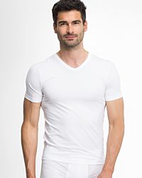 Model trägt Herrenhemd 1/2 Arm in weiß aus der Serie sky.line, Ansicht von vorne.