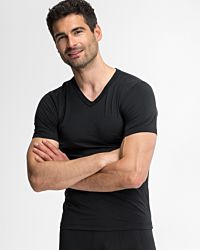 Model trägt Herrenhemd 1/2 Arm in schwarz aus der Serie sky.line, Ansicht von vorne.