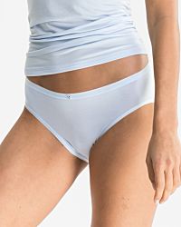 Model trägt Minislip in aquamarin aus der Serie Sensuelle, Ansicht von vorne.