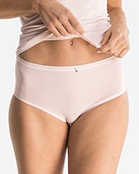 Model trägt Midislip in lychee aus der Serie Sensuelle, Ansicht von vorne.