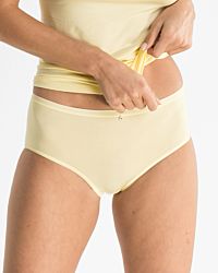 Model trägt Midislip in zitrone aus der Serie Sensuelle, Ansicht von vorne.