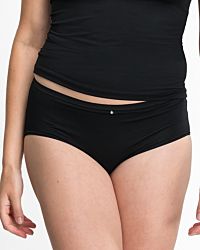 Model trägt Midislip in schwarz aus der Serie Sensuelle, Ansicht von vorne.