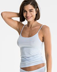 Model trägt Hemd in aquamarin aus der Serie Sensuelle, Ansicht von vorne.