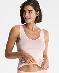 Model trägt Achselhemd in lychee aus der Serie Sensuelle, Ansicht von vorne.