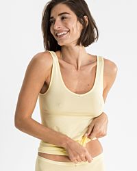 Model trägt Achselhemd in zitrone aus der Serie Sensuelle, Ansicht von vorne.