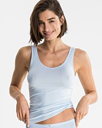 Model trägt Achselhemd in aquamarin aus der Serie Sensuelle, Ansicht von vorne.