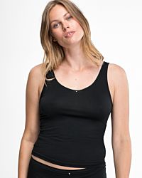 Model trägt Achselhemd in schwarz aus der Serie Sensuelle, Ansicht von vorne.