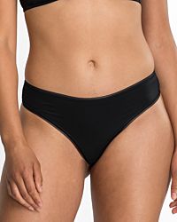 Model trägt String Tanga in schwarz aus der Serie Magic look, Ansicht von vorne.