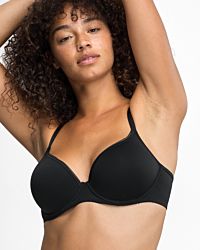 Model trägt Schalen BH mit Bügel in schwarz aus der Serie Magic look, Ansicht von vorne.