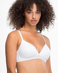 Model trägt Schalen BH Triangle in weiß aus der Serie Magic look, Ansicht von vorne.