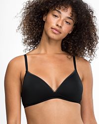 Model trägt Schalen BH Triangle in schwarz aus der Serie Magic look, Ansicht von vorne.