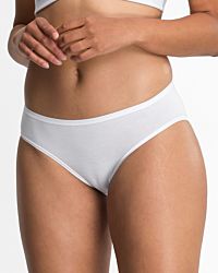 Model trägt Bikinislip in off white aus der Serie Natural Beauty, Ansicht von vorne.