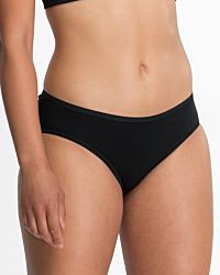 Model trägt Bikinislip in schwarz aus der Serie Natural Beauty, Ansicht von vorne.