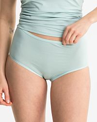 Model trägt Maxislip in minze aus der Serie Natural Beauty, Ansicht von vorne.