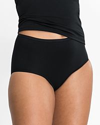 Model trägt Maxislip in schwarz aus der Serie Natural Beauty, Ansicht von vorne.