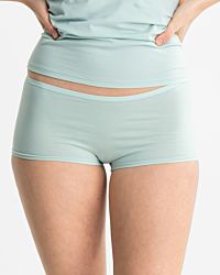 Model trägt Pant in minze aus der Serie Natural Beauty, Ansicht von vorne.