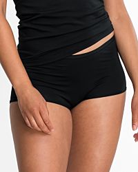 Model trägt Pant in schwarz aus der Serie Natural Beauty, Ansicht von vorne.