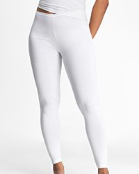 Model trägt Lange Hose in off white aus der Serie Natural Beauty, Ansicht von vorne.