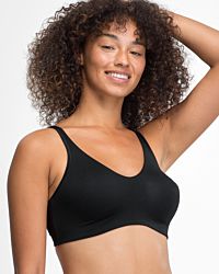 Model trägt Soft BH gemoldet in schwarz aus der Serie Natural Beauty, Ansicht von vorne.