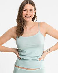 Model trägt Spaghettitop in minze aus der Serie Natural Beauty, Ansicht von vorne.