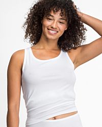 Model trägt Achseltop in off white aus der Serie Natural Beauty, Ansicht von vorne.
