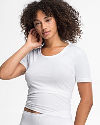 Model trägt Shirt 1/4 Arm in off white aus der Serie Natural Beauty, Ansicht von vorne.