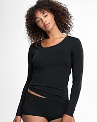 Model trägt Shirt 1/1 Arm in schwarz aus der Serie Natural Beauty, Ansicht von vorne.